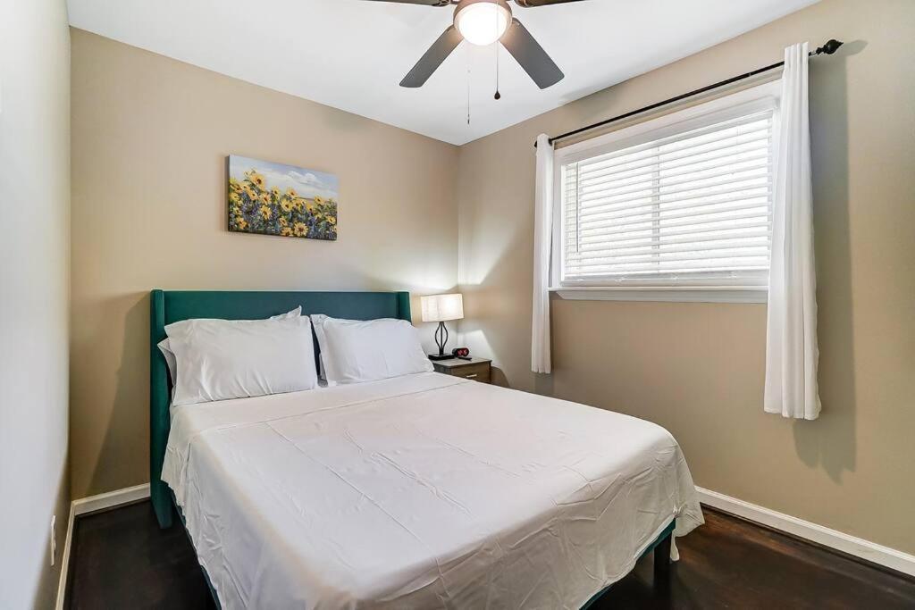 Charlotte Charm Haven With Outdoor Tv Exterior foto