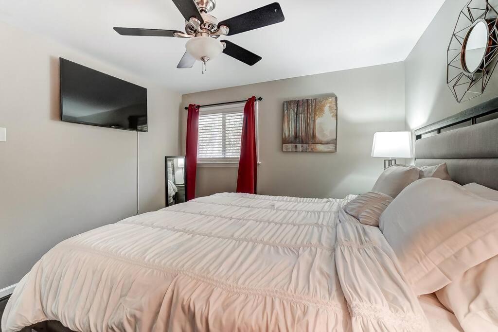 Charlotte Charm Haven With Outdoor Tv Exterior foto