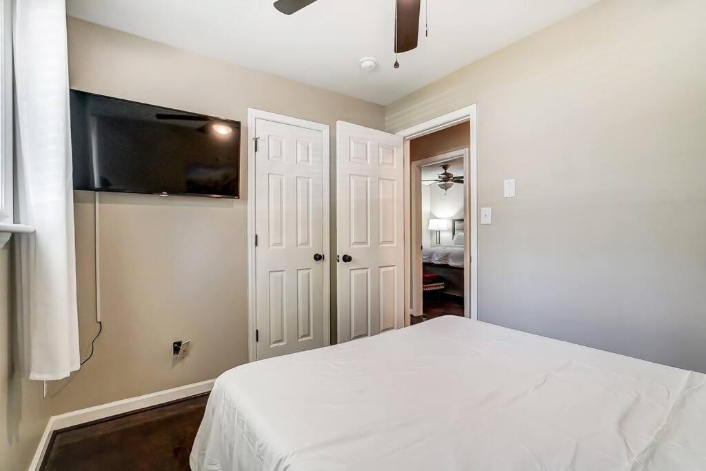 Charlotte Charm Haven With Outdoor Tv Exterior foto
